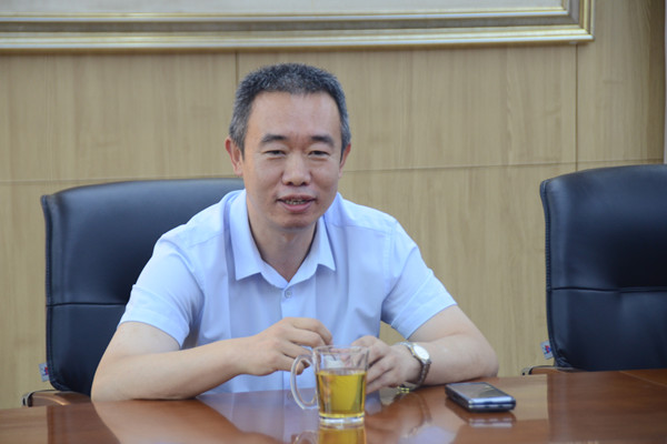 學(xué)校黨總支書記、校長(zhǎng)馬海峰為退休教師送上祝福_副本.jpg