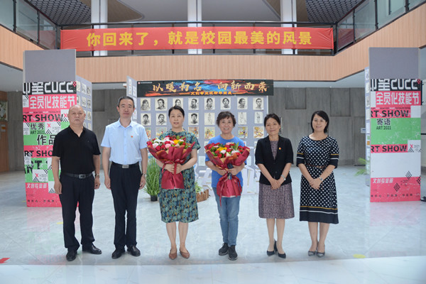 在實(shí)訓(xùn)中心合影留念_副本.jpg