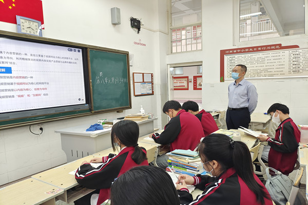 學(xué)校黨總支書記、校長馬海峰巡視課堂_副本.jpg