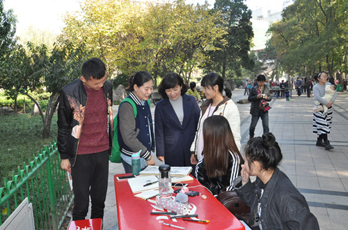 陳校長(zhǎng)和專業(yè)教師一起點(diǎn)評(píng)學(xué)生作業(yè)3_副本.jpg