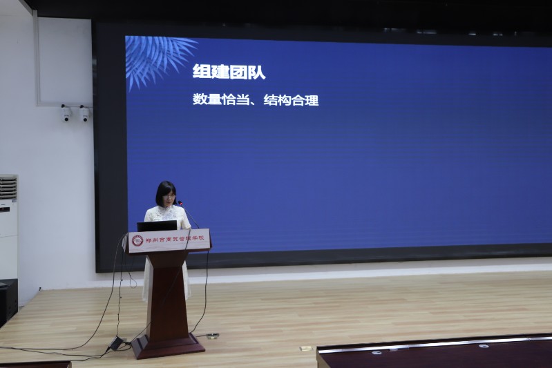 董艷鄂老師點(diǎn)評(píng)學(xué)校精品課程展示.JPG