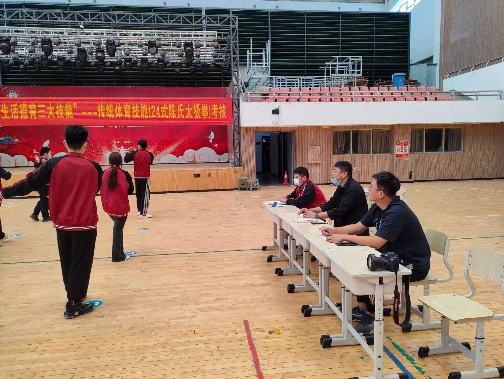 太極拳展示裁判現(xiàn)場打分.jpg