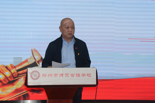 學(xué)校黨總支紀(jì)檢委員、工會(huì)主席張震部署全面從嚴(yán)治黨工作.png