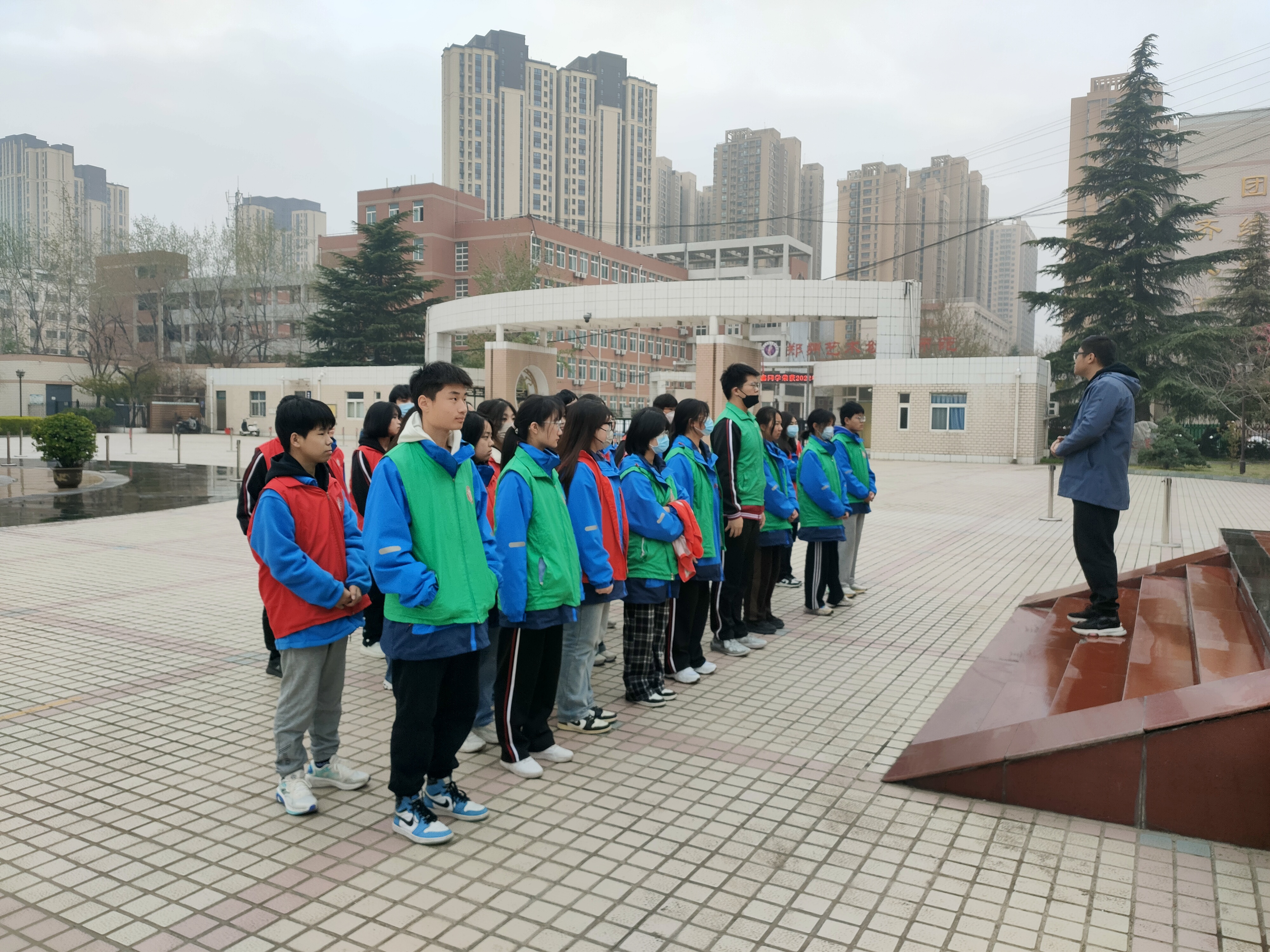政教處婁老師和值日班級組長們總結(jié)交流.jpg