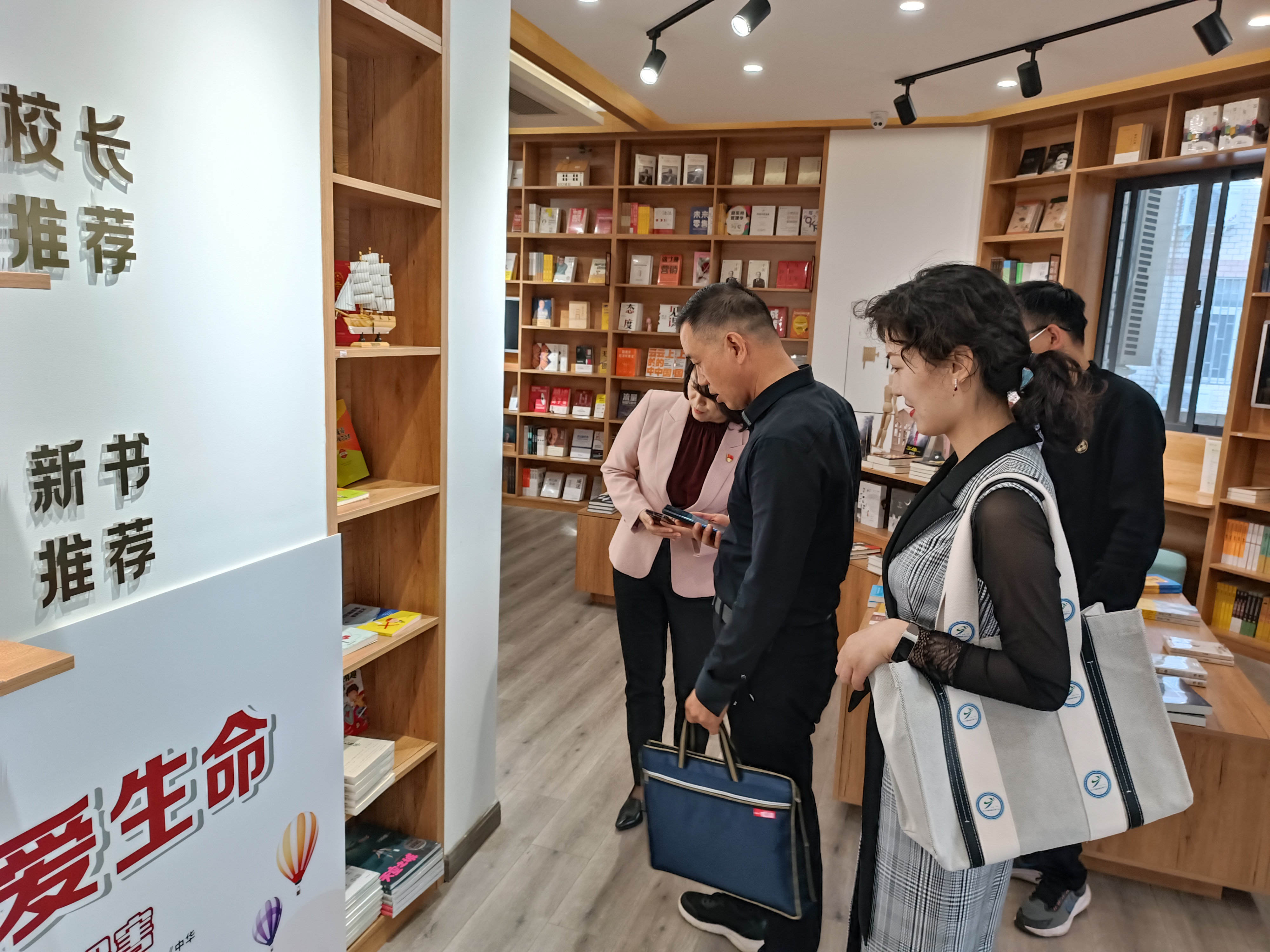 向驗(yàn)收組同志介紹學(xué)校毒品圖書角.jpg