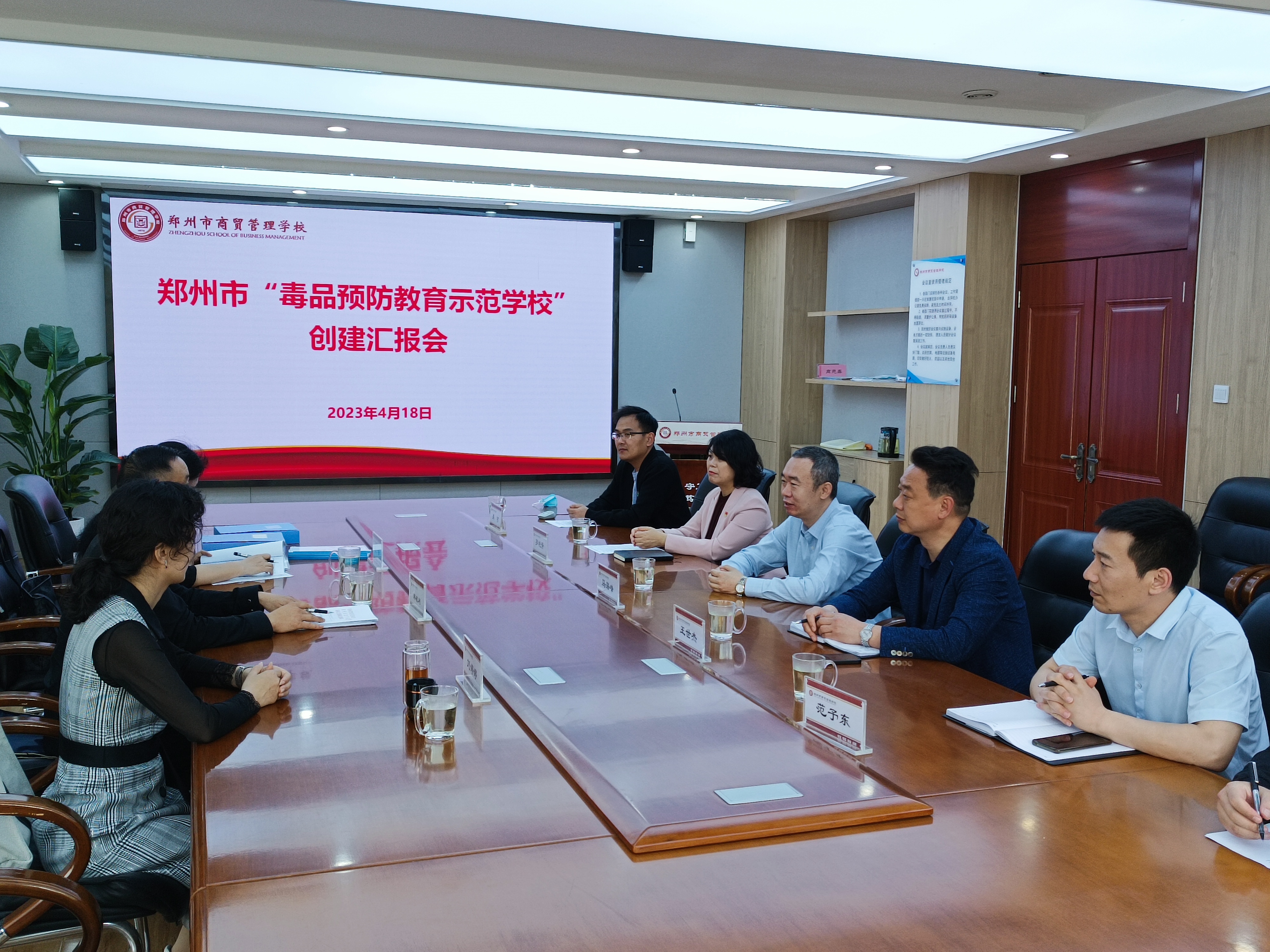 學(xué)校黨總支書記、校長馬海峰歡迎韓敏利一行蒞臨.jpg