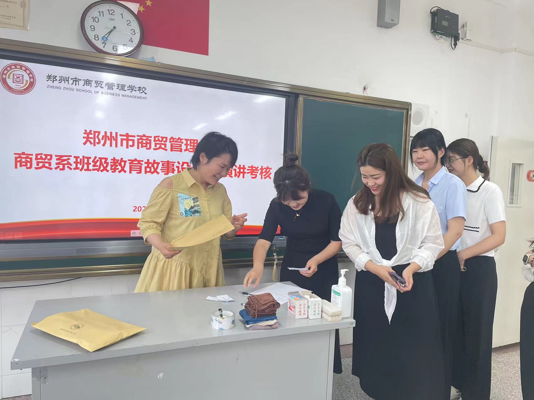 參加考核的青年教師信心滿滿的抽簽.jpg
