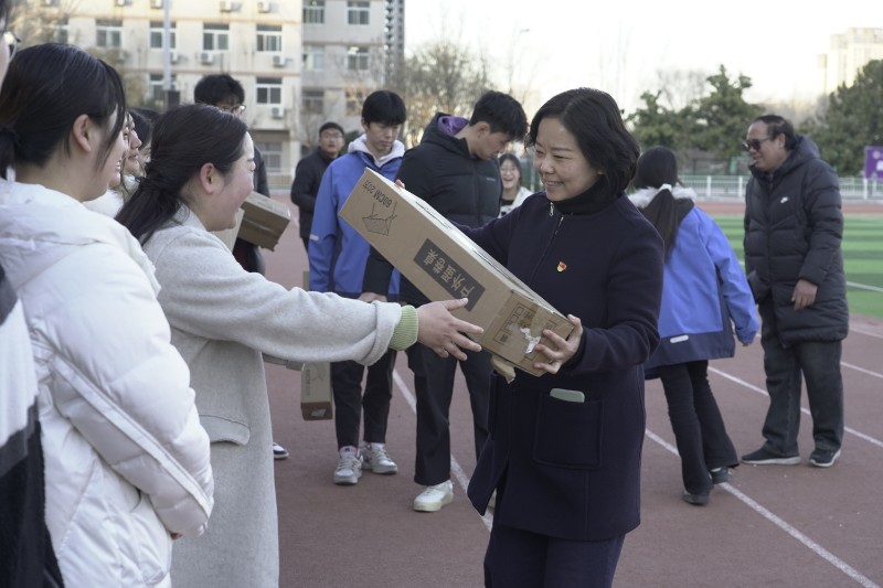 校黨委書(shū)記馬越雁為獲獎(jiǎng)隊(duì)伍進(jìn)行頒獎(jiǎng).JPG