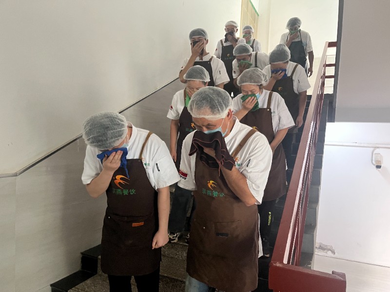 餐廳進(jìn)行逃生疏散.jpg