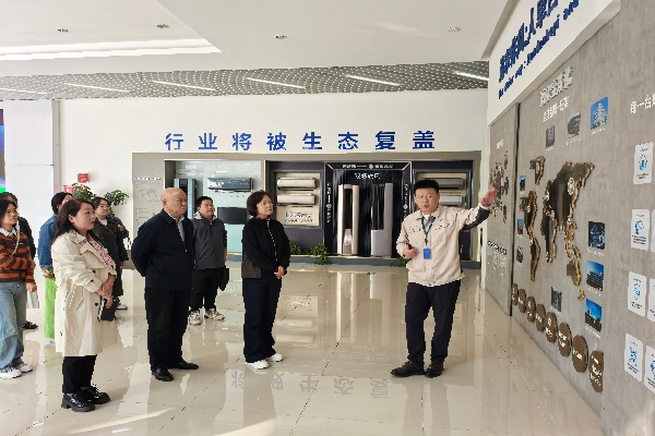 鄭州市商貿(mào)學(xué)校黨委書記馬越雁一行到空調(diào)大廳及體驗(yàn)區(qū)了解企業(yè)情況.jpg