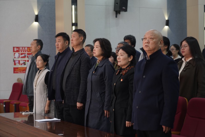 1761613818977085.jpg 會議在莊嚴(yán)的《中華人民共和國國歌》聲中拉開帷幕.jpg