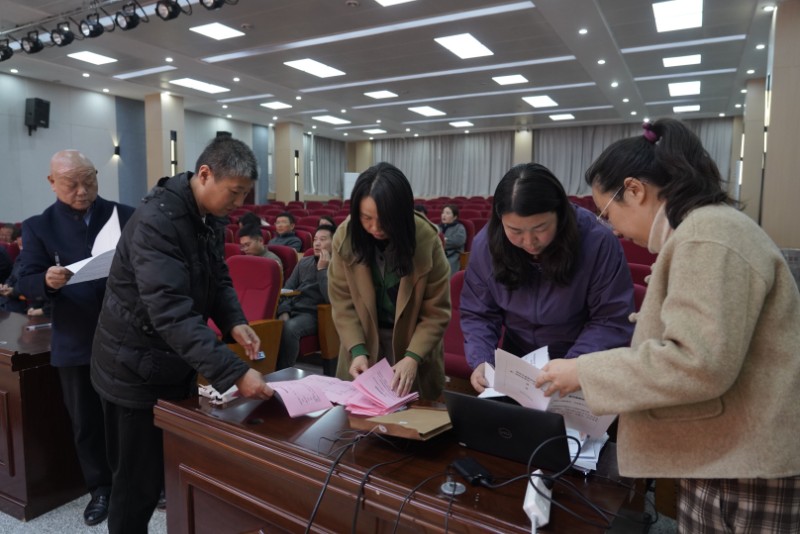 1761614070805589.jpg 計票人員認(rèn)真記錄.jpg