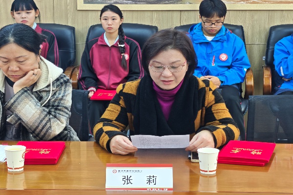 家長(zhǎng)代表張莉發(fā)言.jpg