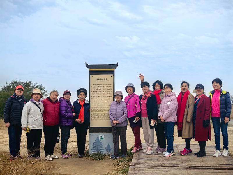 1761784967659852.jpg 離退休教師到嵩頂高山草甸.jpg