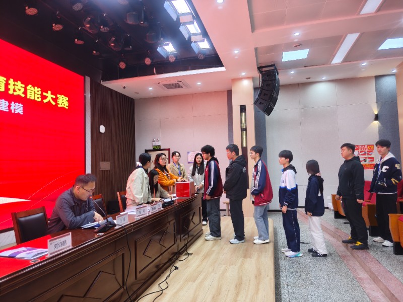 1762219370725346.jpg 在監(jiān)督員監(jiān)督下進行第一次加密抽簽.jpg