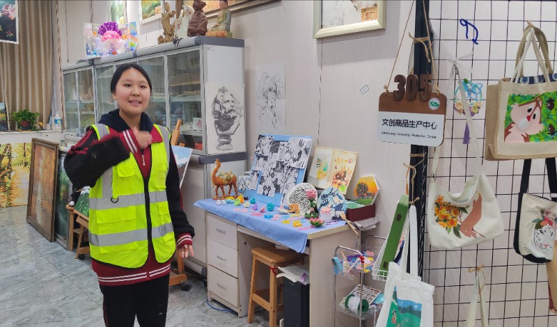 2.文創(chuàng)商品生產(chǎn)中心初級教官馬馨怡同學為大家講解產(chǎn)品創(chuàng)作.jpg