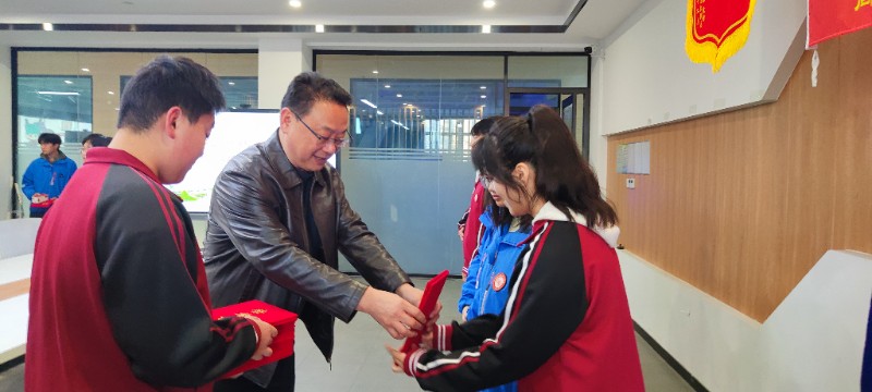 1763953029614489.jpg 2.實訓處王世杰主任為獲獎學生頒發(fā)證書.jpg