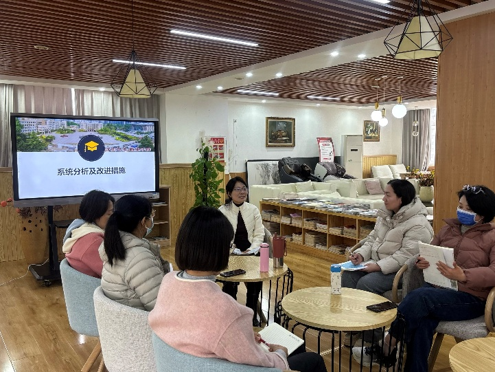 2 校長陳紅霞在英語教研質(zhì)量分析會(huì)上發(fā)言.png