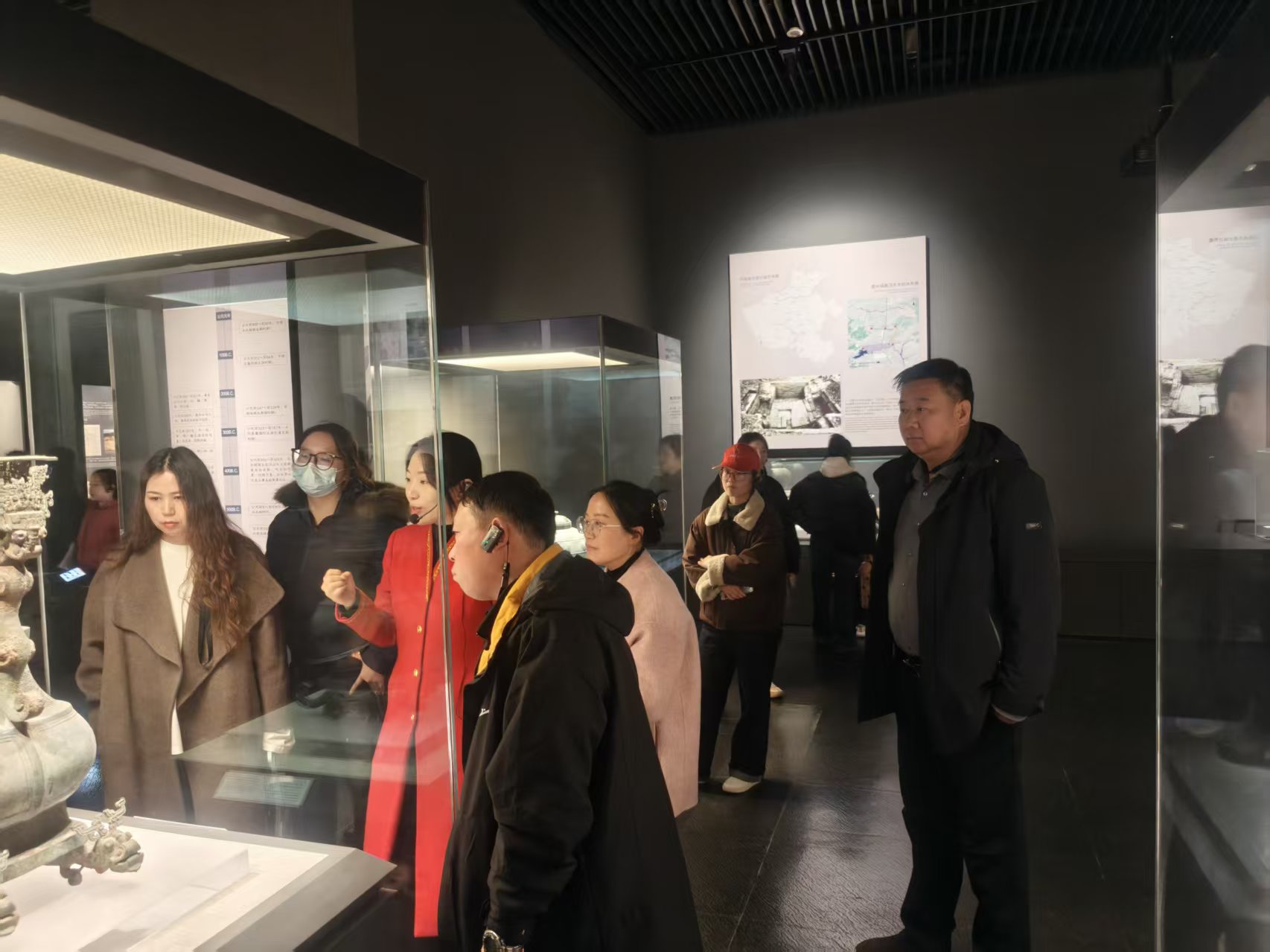 教師團(tuán)隊(duì)參觀河南省博物院展廳.jpg