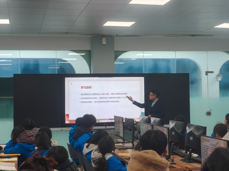 蔣文明老師講授《色彩的三要素》.jpg