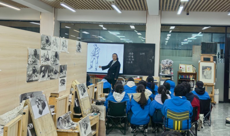 趙亮老師講授《速寫》.jpg