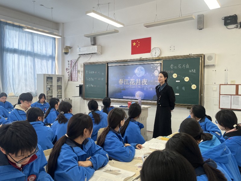 綜合高中部教師侯天嬌講授《春江花月夜》.jpg